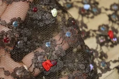 PIZZO MARRONE CON FIORELLINI
