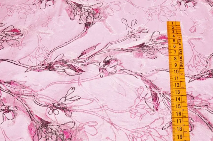 SCAMPOLO BROCCATO FIORE STILIZZATO FONDO ROSA