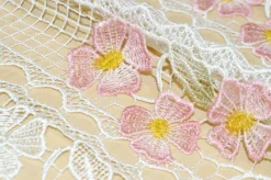TENDINO IN MACRAME' CON FIORE ROSA