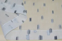 TENDINO ORGANZA FANTASIA GEOMETRICA BIANCO/NERA LARGHEZZA CM 60
