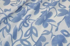 TESSUTO BATISTA PURO COTONE DISEGNO BIANCO E AZZURRO