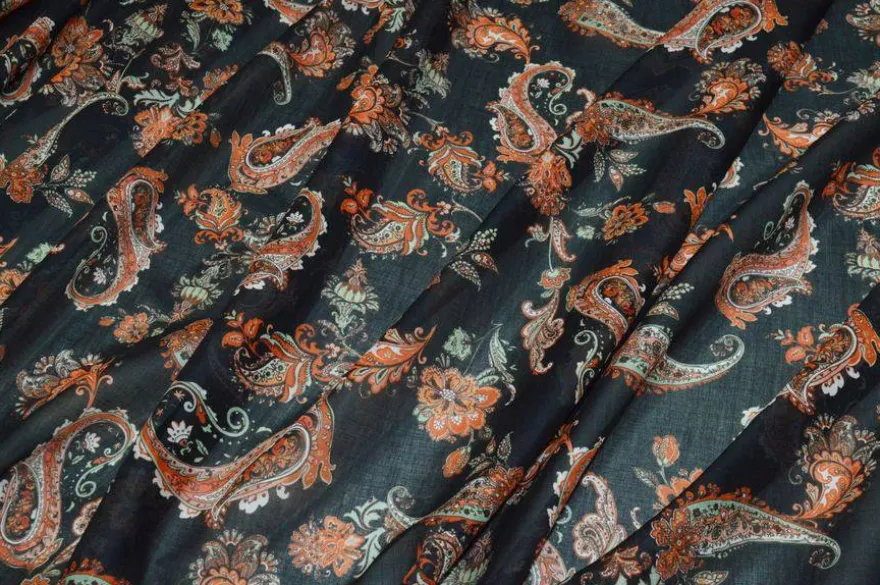 TESSUTO BATISTA PURO COTONE DISEGNO CASHMERE FONDO NERO