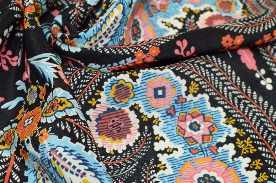 TESSUTO CREPE DE CHINE DISEGNO CASHMERE FONDO NERO