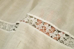 TESSUTO MANTOVANA MISTO LINO ECRU CON INCASSO PIZZO MACRAME