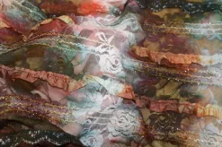 TESSUTO PIZZO CON VOLANT SFUMATO ROSSO VERDE