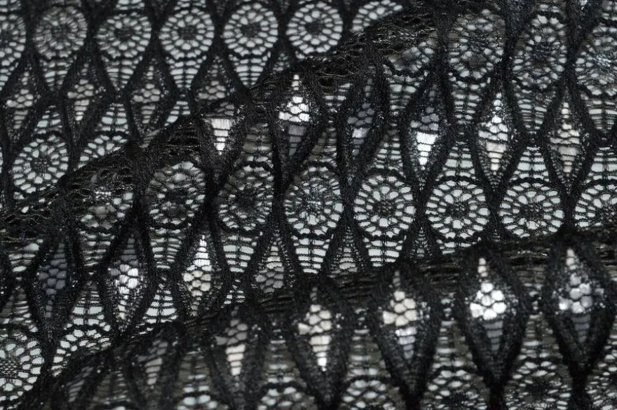 TESSUTO PIZZO ROMBI NERO CON APPLICAZIONI ARGENTO