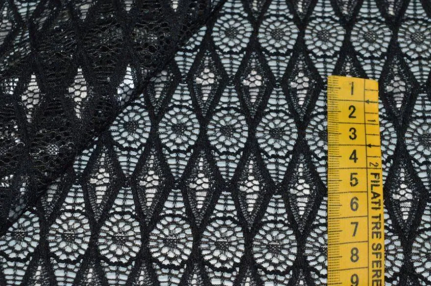 TESSUTO PIZZO ROMBI NERO CON APPLICAZIONI ARGENTO