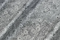 TESSUTO RASATELLO FIORE BIANCO E NERO