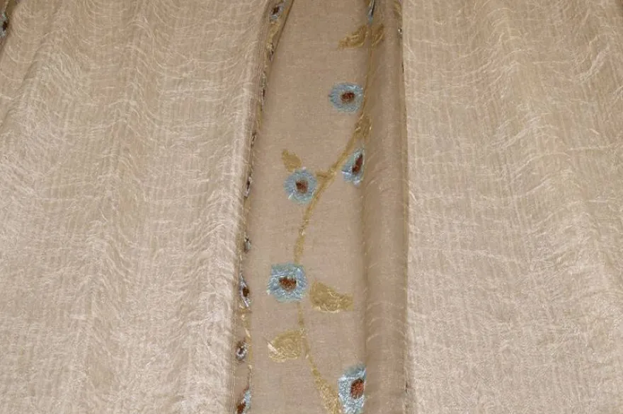 TESSUTO TENDA BEIGE CON FIORI AZZURRI RICAMATI