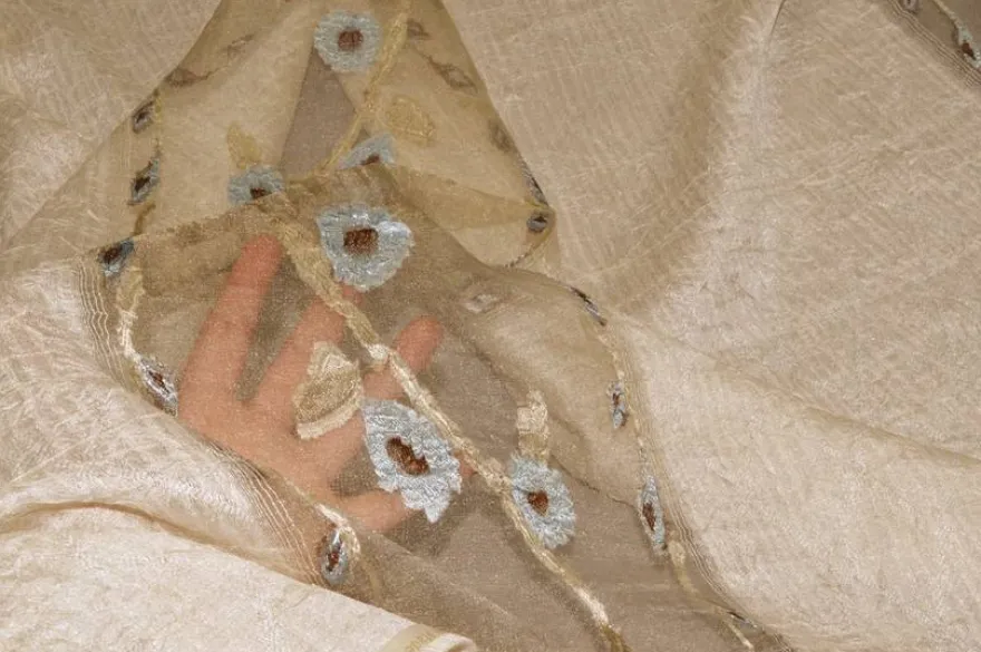 TESSUTO TENDA BEIGE CON FIORI AZZURRI RICAMATI
