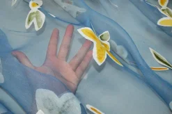 TESSUTO TENDA ORGANZA AZZURRA CON APPLICAZIONI FLOREALI