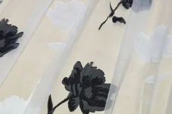 TESSUTO TENDA ORGANZA BIANCA CON MAXI FIORE GRIGIO