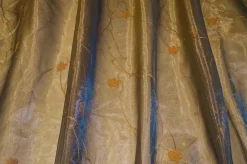TESSUTO TENDA ORGANZA CANGIANTE ORO BLU CON FIORE RICAMATO