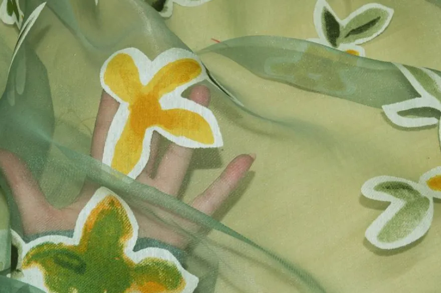 TESSUTO TENDA ORGANZA CON APPLICAZIONI FLOREALI