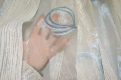 TESSUTO TENDA ORGANZA CON APPLICAZIONI AZZURRE