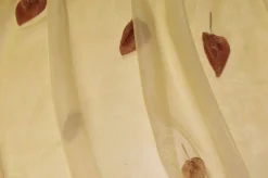 TESSUTO TENDA ORGANZA CON APPLICAZIONE FOGLIA IN RILIEVO