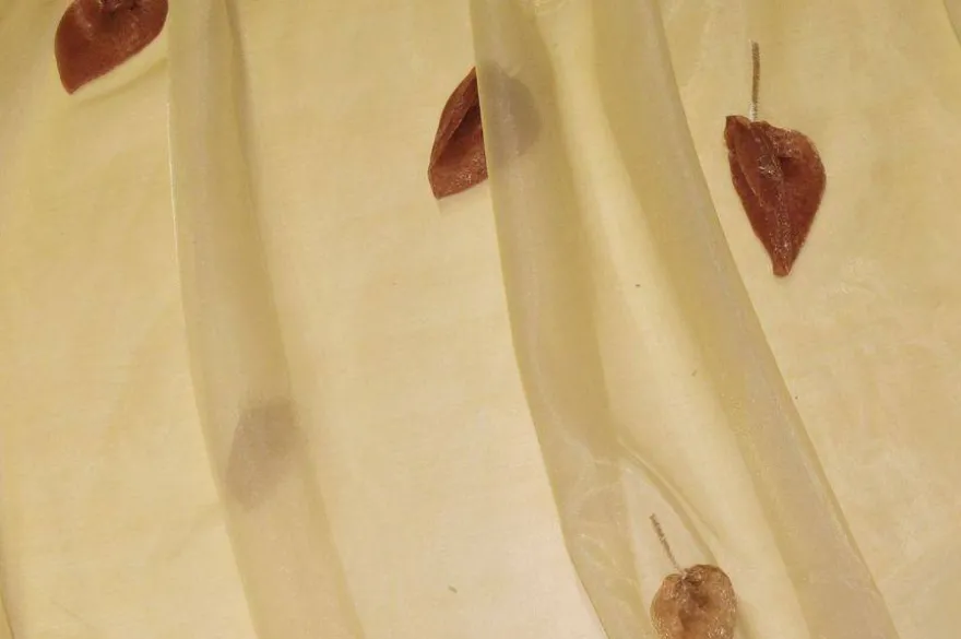 TESSUTO TENDA ORGANZA CON APPLICAZIONE FOGLIA IN RILIEVO