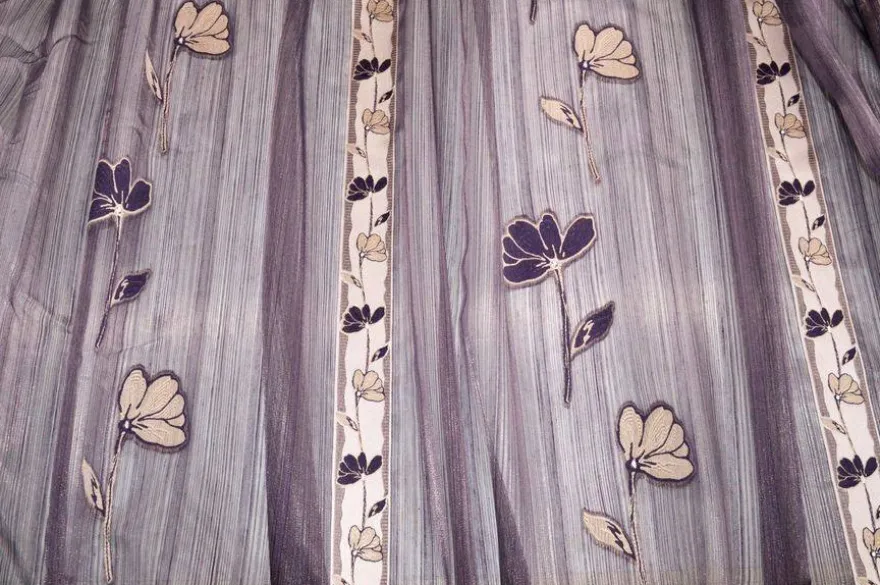TESSUTO TENDA ORGANZA CON FIORE VIOLA RICAMATO