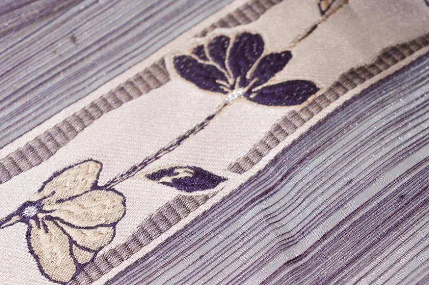 TESSUTO TENDA ORGANZA CON FIORE VIOLA RICAMATO