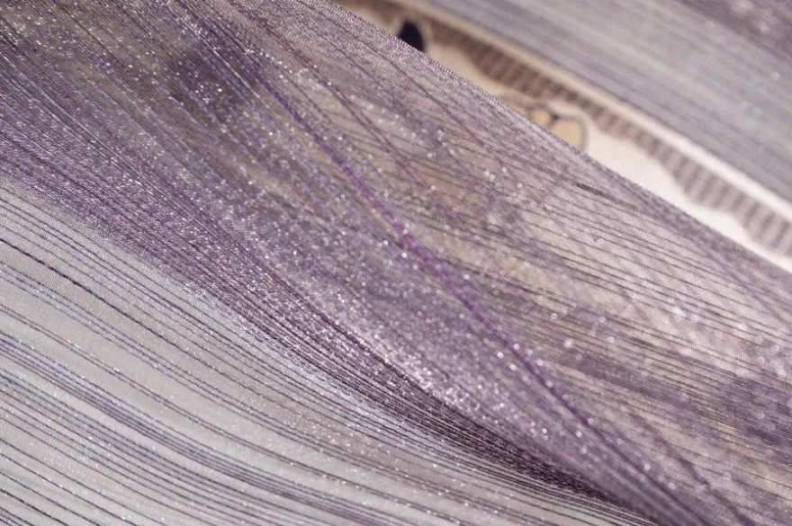 TESSUTO TENDA ORGANZA CON FIORE VIOLA RICAMATO