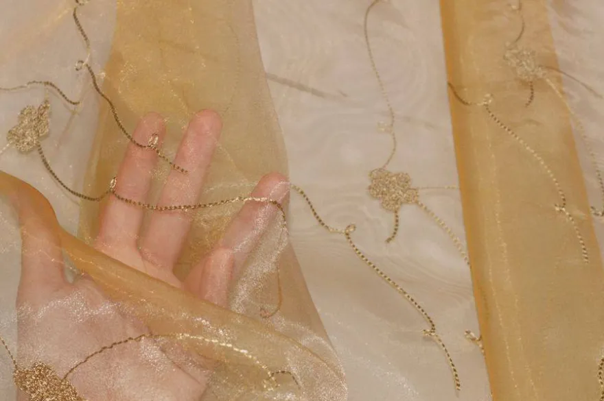 TESSUTO TENDA ORGANZA CON FIORE RICAMATO