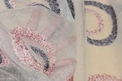 TESSUTO TENDA ORGANZA CON RICAMO IL RILIEVO ROSA E VIOLA