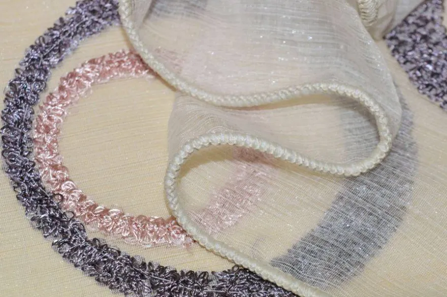 TESSUTO TENDA ORGANZA CON RICAMO IL RILIEVO ROSA E VIOLA