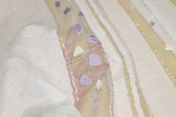 TESSUTO TENDA ORGANZA FASCIATA BIANCA CON INSERTI LILLA