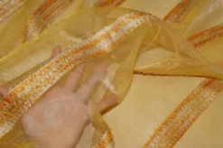 TESSUTO TENDA ORGANZA GIALLO/ARANCIO CON FASCE EFFETTO CINIGLIA