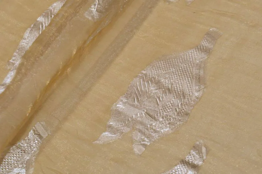 TESSUTO TENDA ORGANZA STROPICCIATA GIALLO ORO CON APPLICAZIONI