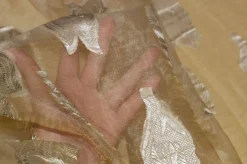 TESSUTO TENDA ORGANZA STROPICCIATA GIALLO ORO CON APPLICAZIONI