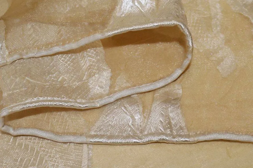 TESSUTO TENDA ORGANZA STROPICCIATA GIALLO ORO CON APPLICAZIONI