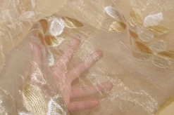 TESSUTO TENDA ORGANZA STROPICCIATA CON FIORE RICAMATO