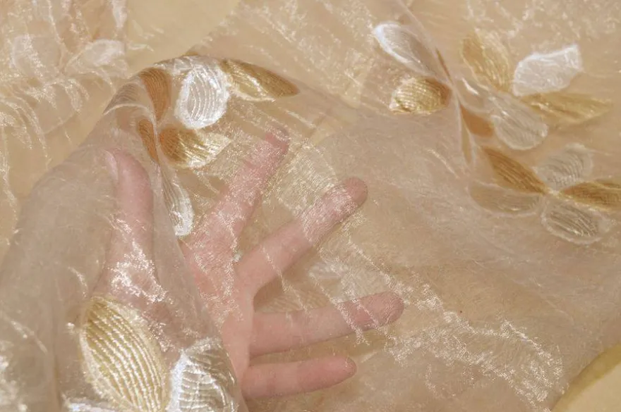 TESSUTO TENDA ORGANZA STROPICCIATA CON FIORE RICAMATO