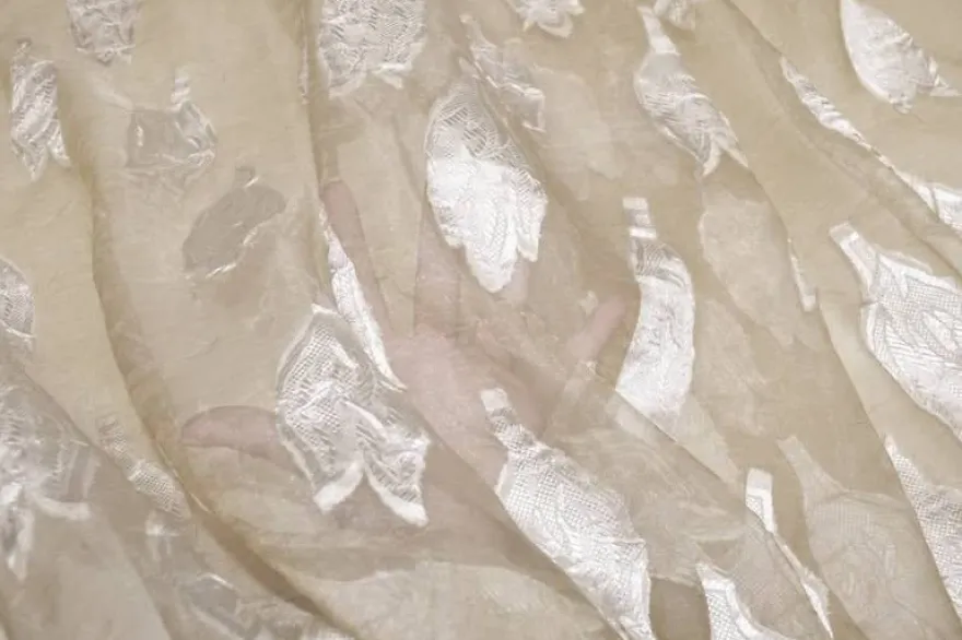 TESSUTO TENDA ORGANZA STROPICCIATA AVORIO APPLICAZIONI