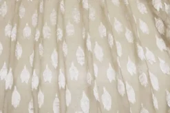 TESSUTO TENDA ORGANZA STROPICCIATA AVORIO APPLICAZIONI