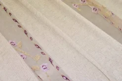 TESSUTO TENDA STROPICCIATA BEIGE CON FIORI LILLA RICAMATI