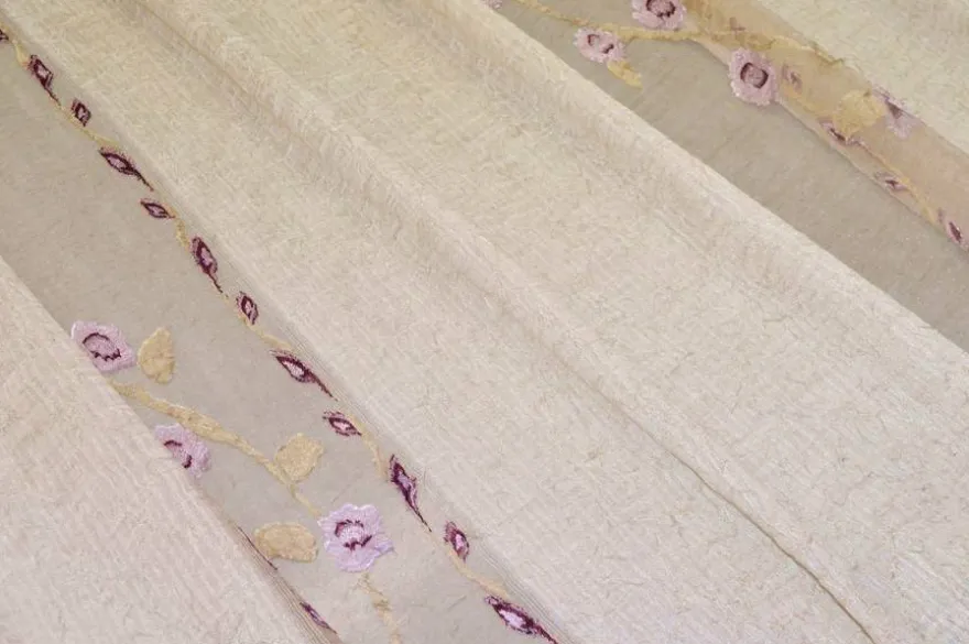 TESSUTO TENDA STROPICCIATA BEIGE CON FIORI LILLA RICAMATI