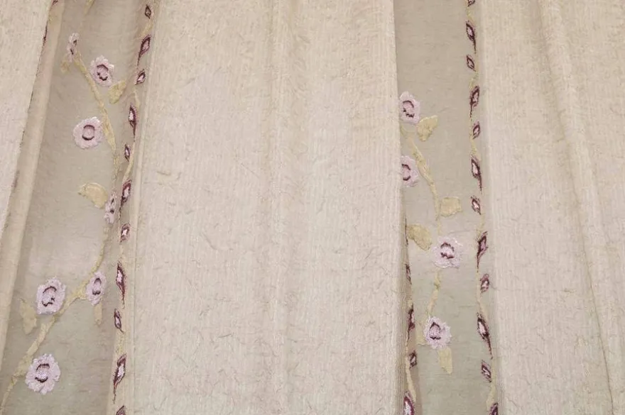 TESSUTO TENDA STROPICCIATA BEIGE CON FIORI LILLA RICAMATI