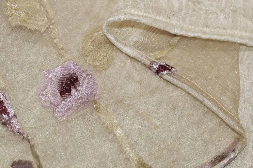 TESSUTO TENDA STROPICCIATA BEIGE CON FIORI LILLA RICAMATI