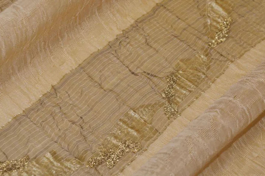 TESSUTO TENDA STROPICCIATO ORO CON APPLICAZIONI