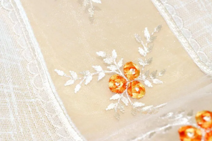 TESSUTO TENDINO CON INCASSO IN ORGANZA FIORELLINO ARANCIO